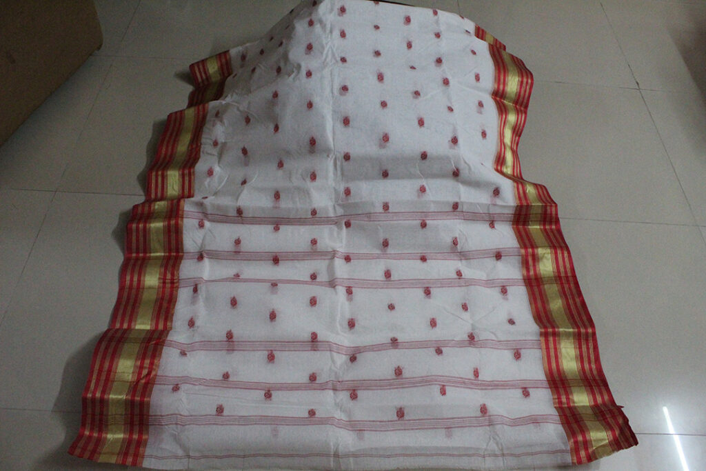 Tangail Naksha Big Buti White with Red Buti (Code:S1250N90)